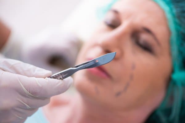 她想当AV女优先动丰臀手术 遇非法母女档注射矽胶入动脉丧命