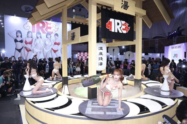 男友为这女优冲成人展…陪逛过程曝光 她看清：终于知道是怎样的人