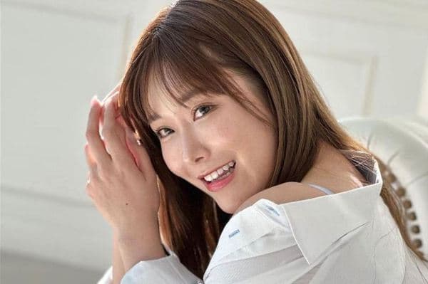 绘丽奈第4部AV首演剧情片...扮老师教广东话 网友：演技有进步