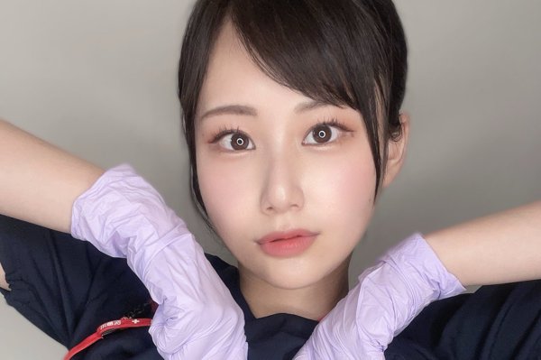 别再说AV界不行了快买片！曾是发片机器的她靠「那个」翻身