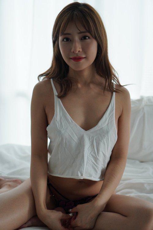 别再说AV界不行了快买片！曾是发片机器的她靠「那个」翻身