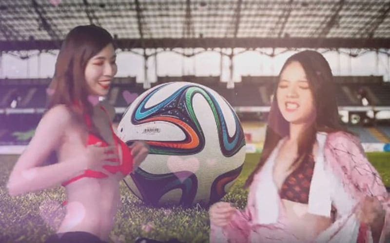 【开始吧女孩】足球直播中都要脱光了！是要不要让我好好看球