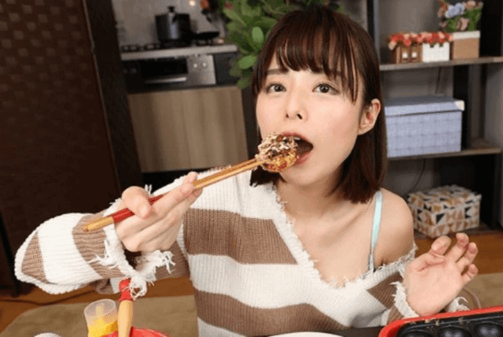 AV女优月乃露娜在谜片中做章鱼烧？！网友：不会做就好好拍片