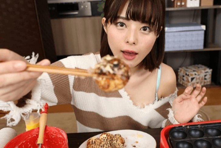 AV女优月乃露娜在谜片中做章鱼烧？！网友：不会做就好好拍片