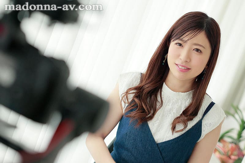爱笑的AV校花出道前就被无码卖家捕获外流！